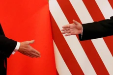 Tổng thống Mỹ Donald Trump và Chủ tịch Trung Quốc Tập Cận Bình đưa tay ra bắt tại Đại lễ đường Nhân dân ở Bắc Kinh, tháng 11/2017 - Ảnh: Reuters.