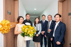 Bà Nguyễn Ngọc Ánh - Phó Chủ tịch Kim Oanh Group, ông Lê Viết Hiếu - Phó Chủ tịch Tập đoàn Hòa Bình (thứ 3 từ phải sang) cùng bàn giao nhà và chúc mừng cư dân an cư tại tổ ấm Legacy Central