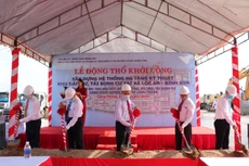 Các đại biểu thực hiện nghi thức khởi công xây dựng công trình. Ảnh: Dân trí