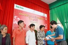 Tổng biên tập Báo Đấu thầu Đỗ Xuân Khánh trao quà Tết Canh Tý cho các hộ nghèo huyện Vĩnh Thạnh, thành phố Cần Thơ. Ảnh: Tường Lâm