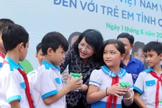 34.000 trẻ em Quảng Nam đón nhận niềm vui uống sữa từ Vinamilk trong ngày 1/6