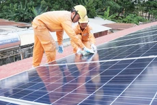 EVNSPC sẵn sàng lắp đặt miễn phí công tơ hai chiều đo đếm điện năng, ký kết hợp đồng mua lượng điện dư từ hệ thống điện MTMN của hộ dân/doanh nghiệp phát lên lưới điện; thực hiện miễn phí các hồ sơ liên quan việc đấu nối vào lưới điện, ghi chỉ số, thanh t