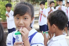 Trẻ em Trà Vinh bắt đầu uống sữa học đường ngay sau khi quay lại trường hậu Covid