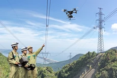 Kiểm tra đường dây 500 kV bằng thiết bị bay không người lái