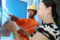 Người dân phấn khởi khi giá điện giảm 10% trong ba kỳ thanh toán do ảnh hưởng bởi dịch Covid-19.