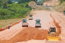 Hàng loạt dự án hạ tầng giao thông chiến lược được đẩy mạnh đầu tư đã tạo ra cơ hội lớn cho các doanh nghiệp xây dựng hạ tầng. Ảnh: Phi Long