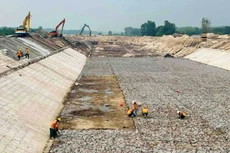 Trên công trường Dự án Nạo vét, gia cố suối Cái đoạn từ cầu Thợ Ụt đến sông Đồng Nai. Ảnh: Phương Chi