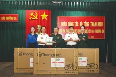 Đại diện Công ty TECAPRO tặng xe đạp cho chiến sĩ trên đảo