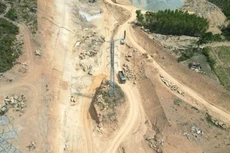 Một trụ điện cao thế nằm ngay giữa tuyến chính cao tốc Bắc - Nam qua Phú Yên đang chờ được di dời. Ảnh: Hà Minh