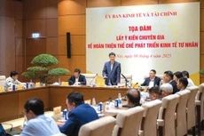 Phó Chủ tịch Quốc hội Vũ Hồng Thanh phát biểu tại Tọa đàm lấy ý kiến chuyên gia về hoàn thiện thể chế phát triển kinh tế tư nhân ngày 8/4/2025. Ảnh: Phạm Thắng