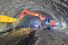 Nhiều doanh nghiệp xây dựng đã và đang nỗ lực hết sức để góp phần hoàn thành mục tiêu phát triển hạ tầng giao thông chiến lược (ảnh thi công hầm của Đèo Cả)
