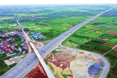 Nhu cầu thực hiện các dự án hạ tầng giao thông đường bộ, đặc biệt là đường cao tốc kết nối nhiều địa phương trong giai đoạn tới là rất lớn. Ảnh: Lê Tiên