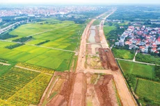 Hàng loạt dự án hạ tầng giao thông đang được gấp rút triển khai nhằm tăng cường năng lực vận tải, gắn kết các đô thị liền kề, tạo không gian phát triển mới cho vùng Đồng bằng sông Hồng. Ảnh: Lê Xuân