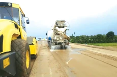 Đến cuối tháng 6/2025, tổng khối lượng thi công hoàn thành của Dự án thành phần 3 thuộc cao tốc Châu Đốc - Cần Thơ - Sóc Trăng giai đoạn 1 đạt 46,01% giá trị hợp đồng. Ảnh: Như Nguyệt