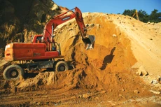 Thủ tướng yêu cầu xử lý nghiêm các tổ chức, cá nhân có hành vi thao túng thị trường, đầu cơ trục lợi trong hoạt động sản xuất, kinh doanh vật liệu xây dựng. Ảnh: Nhã Chi