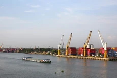 Bên cạnh việc phát triển về mảng đường bộ, cần có chiến lược phát triển giao thông hàng hải, đường thủy nội địa. Ảnh: Lê Tiên