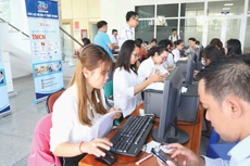 Việc nâng mức giảm trừ gia cảnh và giảm bậc thuế của biểu thuế lũy tiến từng phần đối với thu nhập từ tiền công, tiền lương sẽ giảm gánh nặng cho người nộp thuế. Ảnh: Song Lê