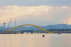 Cầu vượt Nguyễn Hoàng thuộc Dự án Cầu vượt bắc qua sông Hương và đường Nguyễn Hoàng mở rộng đã được hợp long dựng vòm thép dài 380m. Ảnh: Tấn Hùng