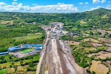 Dự án thành phần đoạn Chí Thạnh - Vân Phong gặp khó khăn do nguồn cung đất đắp nền không bảo đảm. Ảnh: Minh Huy