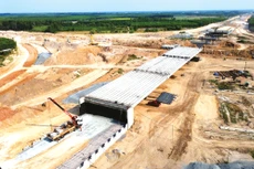Khó khăn, vướng mắc về nguồn cung vật liệu xây dựng, giải phóng mặt bằng làm ảnh hưởng đến tiến độ triển khai và giải ngân các dự án đầu tư công. Ảnh: Tùng Phạm
