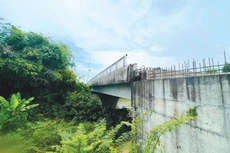 Hạng mục cầu thuộc Dự án Cầu và đường dẫn vào ĐH14.ĐB chậm tiến độ và xuống cấp. Ảnh: Minh Hạnh