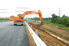 Thủ tướng yêu cầu Bộ Tài chính chủ trì rà soát quy định nhằm rút ngắn thời gian, đơn giản thủ tục triển khai, tháo gỡ khó khăn cho các dự án đầu tư công. Ảnh: Lê Tiên