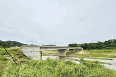 Dự án cầu 16/5 thị trấn Đăk Glei, tỉnh Kon Tum tạm dừng thi công do thiếu vốn. Ảnh: Hà Minh