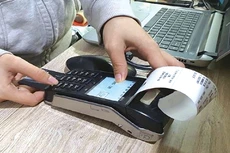 Việc triển khai hóa đơn điện tử khởi tạo từ máy tính tiền sẽ góp phần minh bạch hoạt động sản xuất, kinh doanh và tạo môi trường kinh doanh lành mạnh, công bằng. Ảnh: Nguyễn Huế