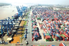 Thủ tướng Phạm Minh Chính chỉ đạo nghiên cứu mô hình “cảng miễn thuế” để đưa Việt Nam trở thành trung tâm logistics lớn, thúc đẩy phân phối hàng hóa qua nền tảng số. Ảnh: Tiên Giang