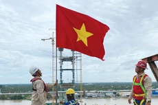 Chuẩn bị cử hành lễ chào cờ đặc biệt dịp 2/9/2024 trên công trường cầu Rạch Miễu 2. Ảnh: Văn Huyền