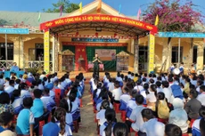 Thượng tá Trần Duy Trinh - Chủ nhiệm Chính trị Công ty TECAPRO trò chuyện với học sinh Trường Tiểu học Lê Văn Tám, xã Đắk N’Drung, huyện Đắk Song, tỉnh Đắk Nông