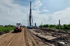 Nhà thầu thi công Gói thầu XL9 thuộc Dự án Vành đai 3 TP.HCM trên địa bàn huyện Bình Chánh, TP.HCM. Ảnh: Như Nguyệt