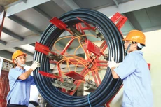 Việc gỡ bỏ triệt để các rào cản, vướng mắc trong hoạt động đầu tư, kinh doanh là điều kiện tiên quyết để huy động nguồn lực từ khu vực tư nhân đóng góp cho mục tiêu tăng trưởng cao và bền vững. Ảnh: Lê Tiên