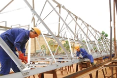 Doanh nghiệp trong nước đã sản xuất được nhiều loại vật tư, thiết bị điện như: cột thép, công cơ điện tử và thiết bị đọc xa, dây cáp điện, bóng điện, cầu dao tự động… Ảnh: Lê Tiên