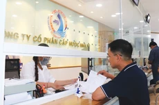 Nhân viên Sawaco chăm sóc khách hàng tại quầy Dịch vụ khách hàng