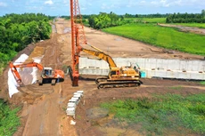 Nhiều gói thầu xây lắp quy mô lớn thu hút lượng lớn nhà thầu tham dự. Ảnh: Lê Tiên