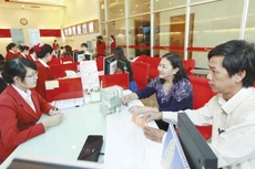 Tính từ đầu tháng 11 đến nay, khoảng 10 ngân hàng đã tăng lãi suất huy động với mức tăng từ 0,1% đến 0,3%. Ảnh: Song Lê