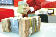 Việc luật hóa các quy định tại Nghị quyết số 42/2017/QH14 sẽ đẩy nhanh tốc độ xử lý nợ xấu, giảm chi phí hoạt động của ngân hàng, từ đó hỗ trợ giảm lãi suất và tăng khả năng cung ứng vốn cho nền kinh tế. Ảnh: Minh Dũng