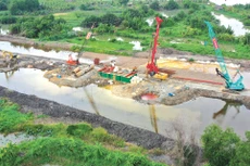 Nhiều dự án, gói thầu đang chậm tiến độ do thiếu vật liệu xây dựng. Ảnh minh họa: Tiên Giang