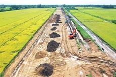 Phó Thủ tướng Nguyễn Hòa Bình đề nghị các địa phương giải quyết dứt điểm vướng mắc liên quan đến mặt bằng, nguồn vật liệu cho các dự án cao tốc. Ảnh: Lê Tiên