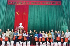 Đại tá Nguyễn Thế Anh - Phó Tổng giám đốc Công ty TECAPRO tặng quà hỗ trợ cho bà con huyện Phú Lương, tỉnh Thái Nguyên