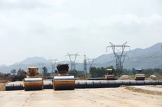 Phó Thủ tướng Hồ Đức Phớc yêu cầu các đơn vị liên quan đẩy nhanh bàn giao mặt bằng, bảo đảm tiến độ hoàn thành theo chỉ đạo của Thủ tướng Chính phủ. Ảnh: Tường Lâm