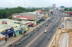 Dự án Nâng cấp, mở rộng Quốc lộ 13 (từ cầu Bình Triệu đến cầu Vĩnh Bình), đoạn qua TP. Thủ Đức sẽ được mở rộng lên 10 làn, đồng thời xây dựng một đường trên cao dài 3,2 km có quy mô 4 làn xe. Ảnh: Song Lê