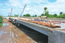 Đẩy mạnh phân cấp, phân quyền, giao cho địa phương quyết, địa phương làm và chịu trách nhiệm sẽ góp phần rút ngắn thời gian triển khai dự án đầu tư công. Ảnh: Nam An