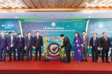 Ông Nguyễn Văn Thắng, Ủy viên Ban Chấp hành Trung ương Đảng, Bộ trưởng Bộ Tài chính đánh cồng khai trương phiên giao dịch chứng khoán đầu năm 2025 tại Sở Giao dịch chứng khoán Hà Nội