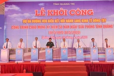 Chủ tịch nước Nguyễn Xuân Phúc cùng lãnh đạo các bộ, ngành Trung ương và địa phương phát lệnh khởi công công trình.