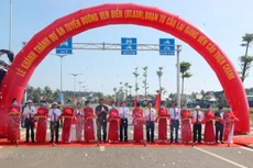 Nghi thức cắt băng khánh thành và đưa tuyến ven biển Hoài Nhơn vào khai thác
