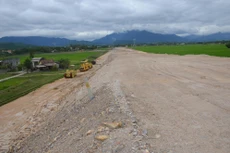 Đầu tuyến vành đai phía Tây Đà Nẵng, giao với tuyến Quốc lộ 14B vẫn chưa thi công xong phần nền đường. Ảnh: Hà Minh