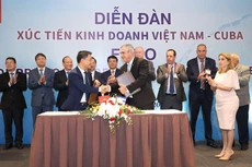 Ông Nguyễn Ngọc Nghị, Phó TGĐ Tập đoàn T&T Group (bên trái) và ông Eduardo Martínez Díaz, Chủ tịch Tập đoàn BioCubaFarma trao biên bản ghi nhớ hợp tác.
