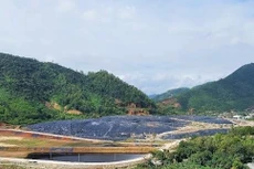 Chất thải rắn sinh hoạt hiện được chôn lấp, phủ bạt tại bãi rác Khánh Sơn (Đà Nẵng)